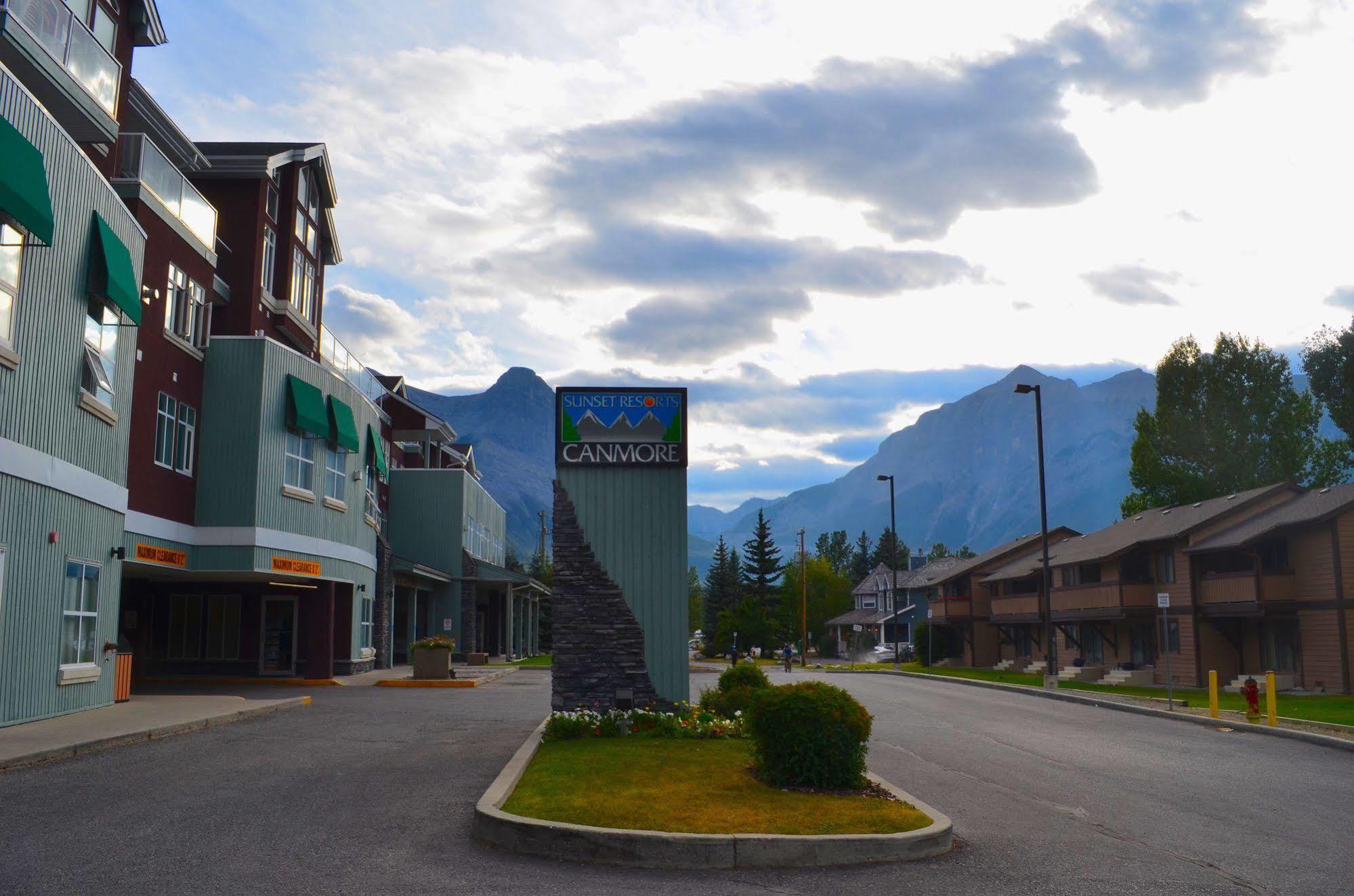 Sunset Mountain Inn Canmore Dış mekan fotoğraf